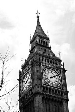 Tour du parlement britannique en noir et bla,c