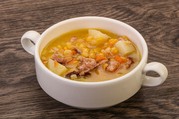 Pea soup with smoked ribs