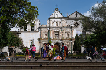 Hay mucha gente en la Plaza y Catedral de Quetzaltenango.