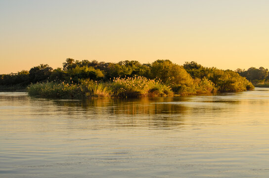 Afrika - Uferbereich des Kawando / Okawange bei Sonnenuntergang - Namibia nahe Rundu - Sunsetfahrt