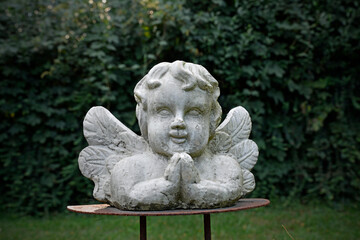 engelsfigur auf grab