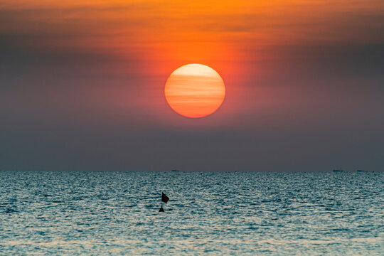 Vietnam,&Ocirc;&oslash;&Omega;Ong&Ocirc;&oslash;&Omega;Lang beach, Ong Lang beach, Sun setting above sea
