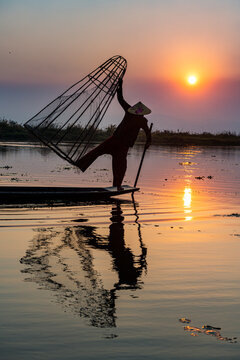 Myanmar,&Ocirc;&oslash;&Omega;Shan&Ocirc;&oslash;&Omega;state, Silhouette of traditional Intha&Ocirc;&oslash;&Omega;fisherman on&Ocirc;&oslash;&Omega;Inle&Ocirc;&oslash;&Omega;lake at sunset