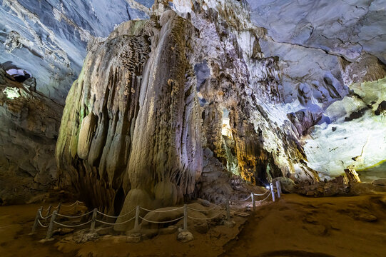 Vietnam, Quang Binh Province, Rock formations inside Phong Nha Cave