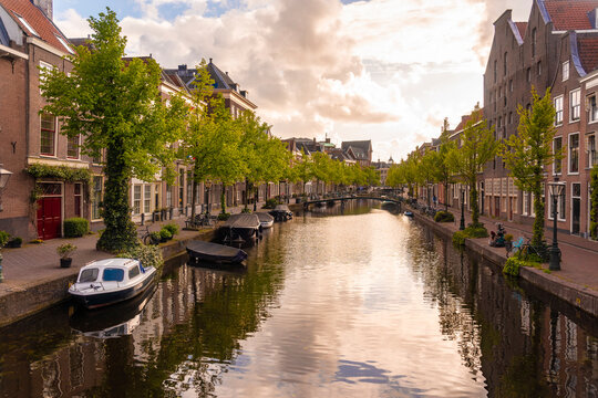 Netherlands, South Holland, Leiden,&Ocirc;&oslash;&Omega;Oude&Ocirc;&oslash;&Omega;Rijn&Ocirc;&oslash;&Omega;canal at sunset