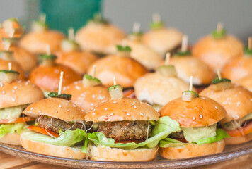 Deliciosa Veggie Burger o hamburguesa vegetariana en una celebración.