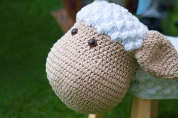 Muñeca o peluche de una linda oveja.