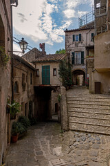 Fototapeta na wymiar Straße in der Altstadt von Sorano in der Toskana in Italien 
