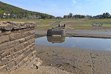 Fototapeta premium Blick auf die aufgetauchte Brücke von Bringhausen Richtung Scheid im leeren Edersee.