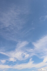 Blauer Himmel mit Federwolken hochkant, stimmung
