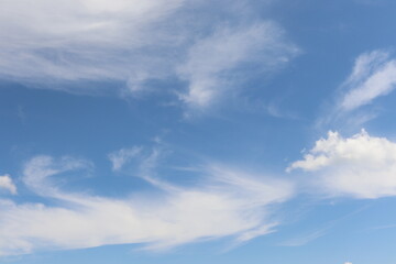 Wolkenformationen mit Federwolken und anderen auf blauem Himmel