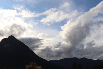 erstaunliche wolken an einem sonnigen nachmittag