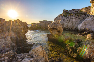 Fototapeta na wymiar Sicilia meta turistica, sole tramonta sul mare, sunset in the sea, tramonto a pelo d'acqua