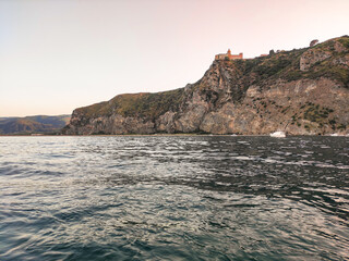 Tindari baia naturale, escursione in barca, rocce al tramonto, sicilia, posto fantastico