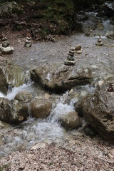 Flussbett mit Wasserfall und aufgetürmten Steinen stapel