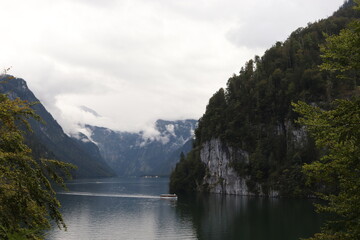 Felswand am königssee in bayern mit einer Fähre