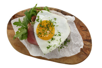 Spiegelei mit rohem Schinken auf Brötchen