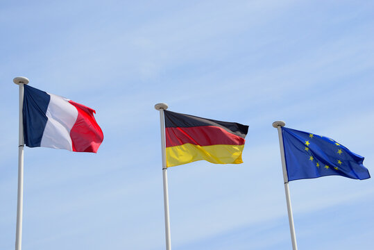 Drapeaux fran&ccedil;ais, allemand et europ&eacute;en flottant au vent &ndash; French, German and European flags floating in the wind