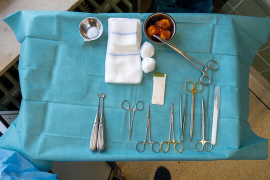 instruments for performing abscess splitting are placed on an operating table