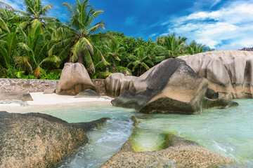 Obraz na płótnie Canvas Beautiful tropical beach Anse Source dÂ´Argent with sculpted granite rocks and palm trees. Seychelles is the most beautiful tropical islands of the world's in the Indian Ocean.