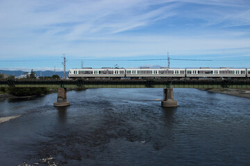 京都　宇治川を渡る電車