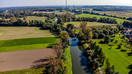 Fototapeta na wymiar Graniczna rzeka Olza z lotu ptaka, między Karwiną i Bohuminem. Granica Polsko-Czeska