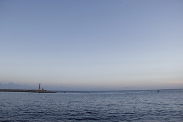 hermoso atardecer en el mar, vida marina, faro en el mar