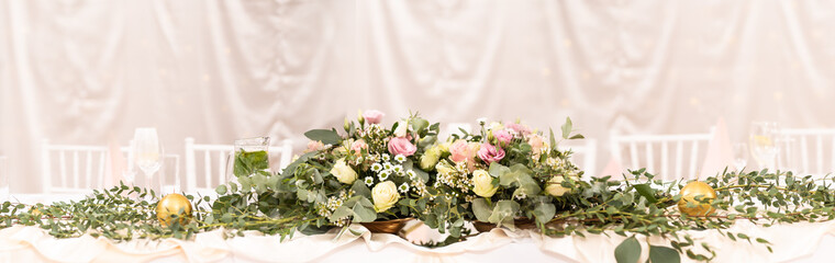 Obraz na płótnie Canvas Wedding flower bouquet for newslyweds on a decorated festive table