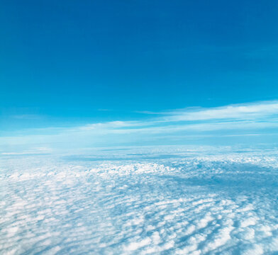 Clouds seen through an airplane window © Maria Rzeszotarska