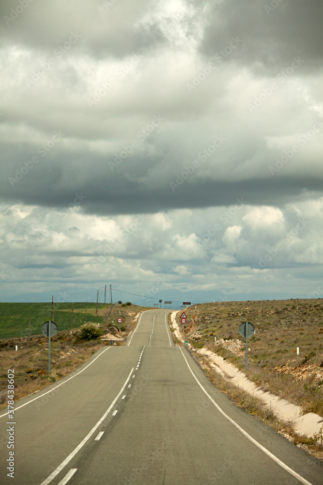 Sticker Paisaje de carretera en día nublado.