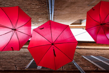Ombrelli rossi tra le case