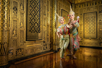 Obraz premium Thai pantomime actresses Sita and Rama are flirting with each other. In the area of a beautiful golden Thai style house