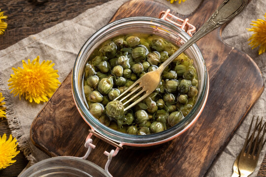 False capers made from young dandelion buds