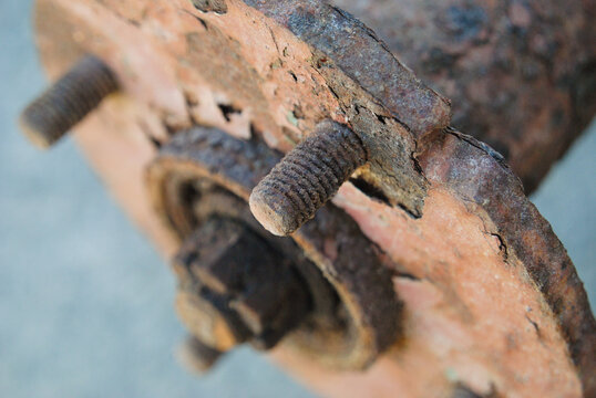 Eixo de um rodado de um atrelado envelhecido e enferrujado, com tinta a descascar e sem roda