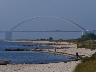 Fehmarnsundbrücke vor Strand auf Fehmarn