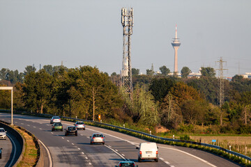 Autobahn Richtung Düsseldorf mit Funkmast
