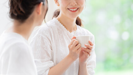 室内で話をする女性