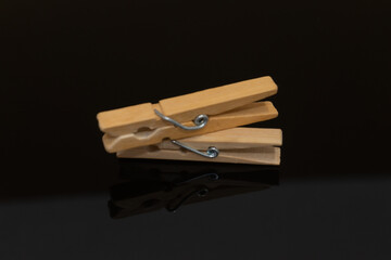 Pinzas de la ropa sobre un fondo negro 