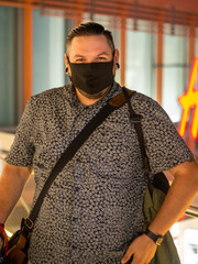 Hombre joven vistiendo mascarilla durante la pandemia del coronavirus cumpliendo la normativa de...