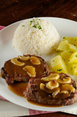 Filet mignon com molho madeira, cogumelos  e batatas