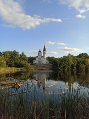 Fototapeta na wymiar castle on the shore of lake