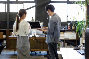 Obraz premium オフィスで働く男女