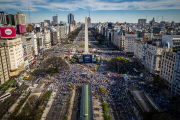 Toma aerea de manifestación sobre la avenida 9 de Julio en frente del Obelisco en la ciudad de...