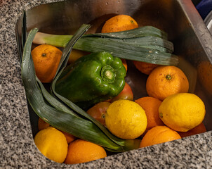 Frutas y verduras lavadas dentro de la bacha de la cocina.