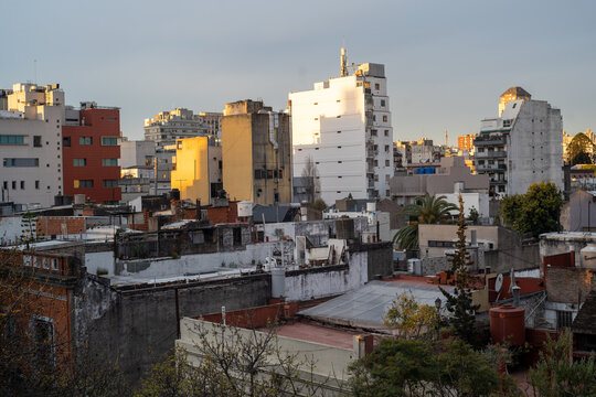 Panor&aacute;mica de edificios iluminados por una puesta del sol en la ciudad de Buenos Aires Argentina