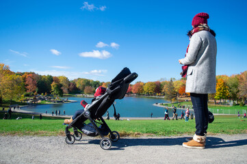 Jeune maman et poussette