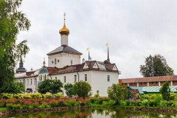 Fototapeta na wymiar Church of St. Nicholas the Wonderworker and garden pond in Tolga convent in Yaroslavl, Russia