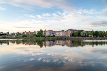 Obraz premium Reflection of houses in the pond in the evening