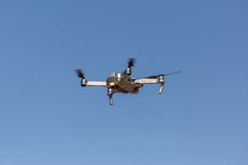Fototapeta na wymiar Drohne fliegt am Himmel