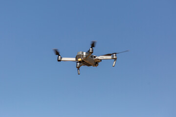 Drohne fliegt am Himmel